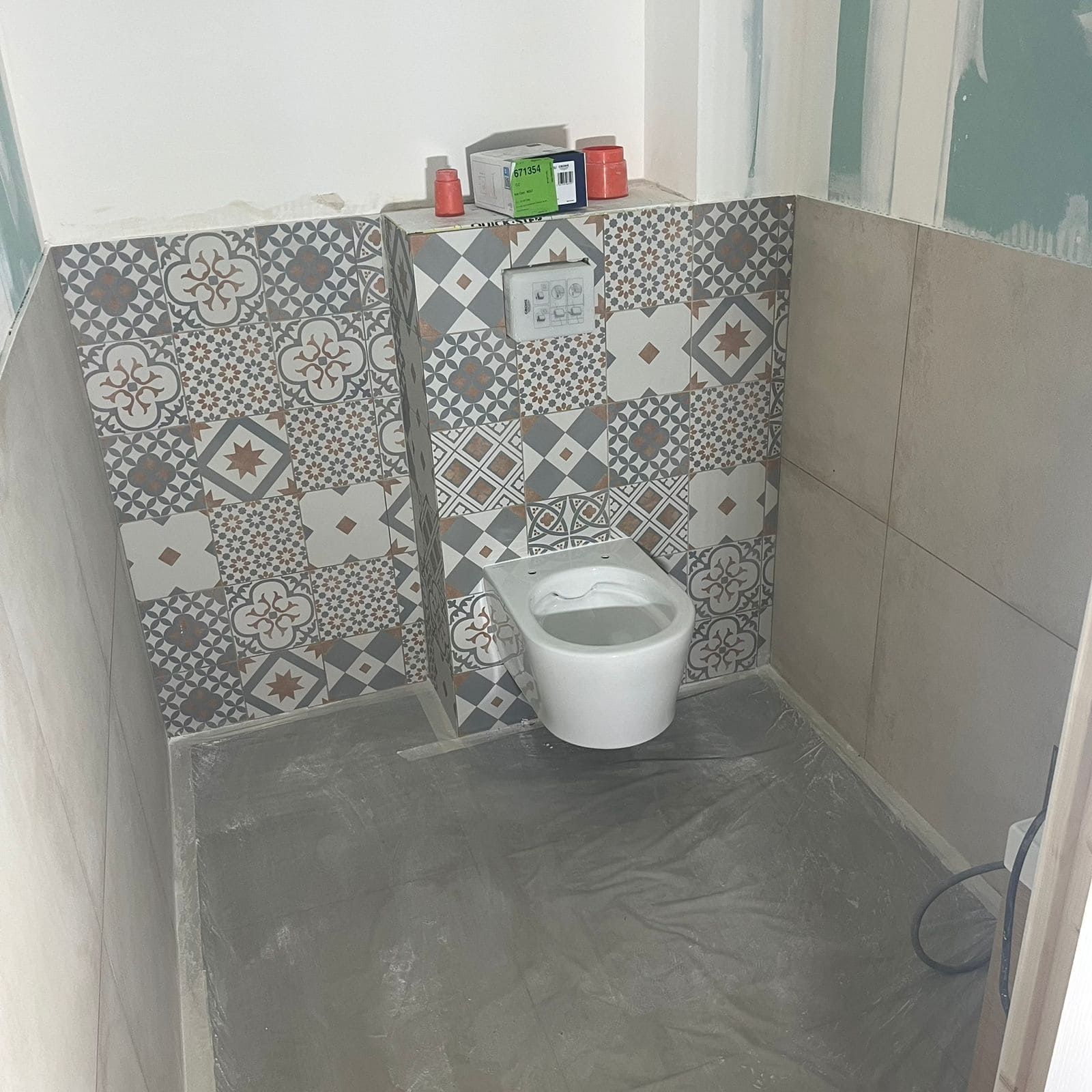 WC suspendu et carreaux de ciment — Salles de Bain par EMG Rénovation à Aix-en-Provence