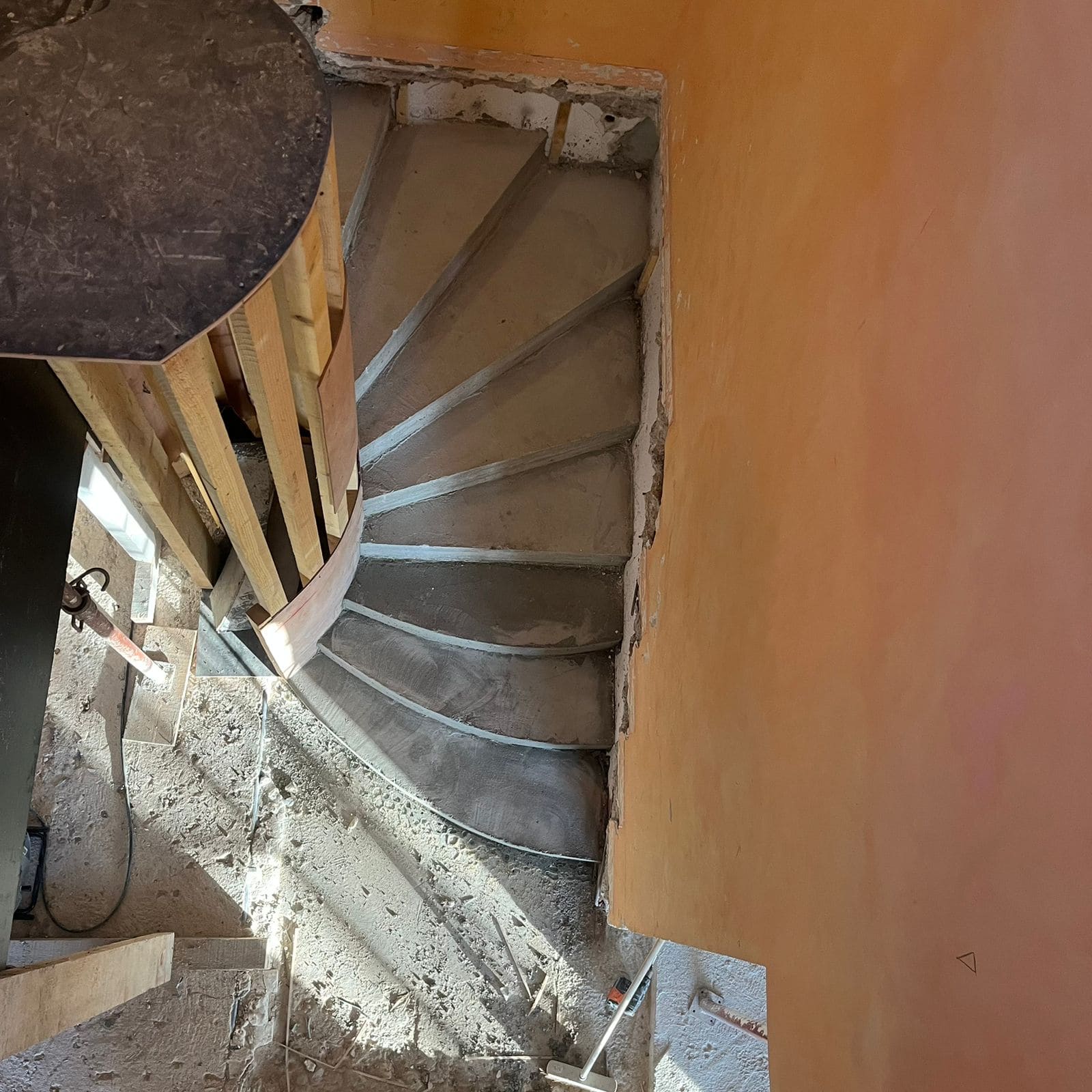 Escalier hélicoïdal finition — Escaliers par EMG Rénovation à Bouc-Bel-Air
